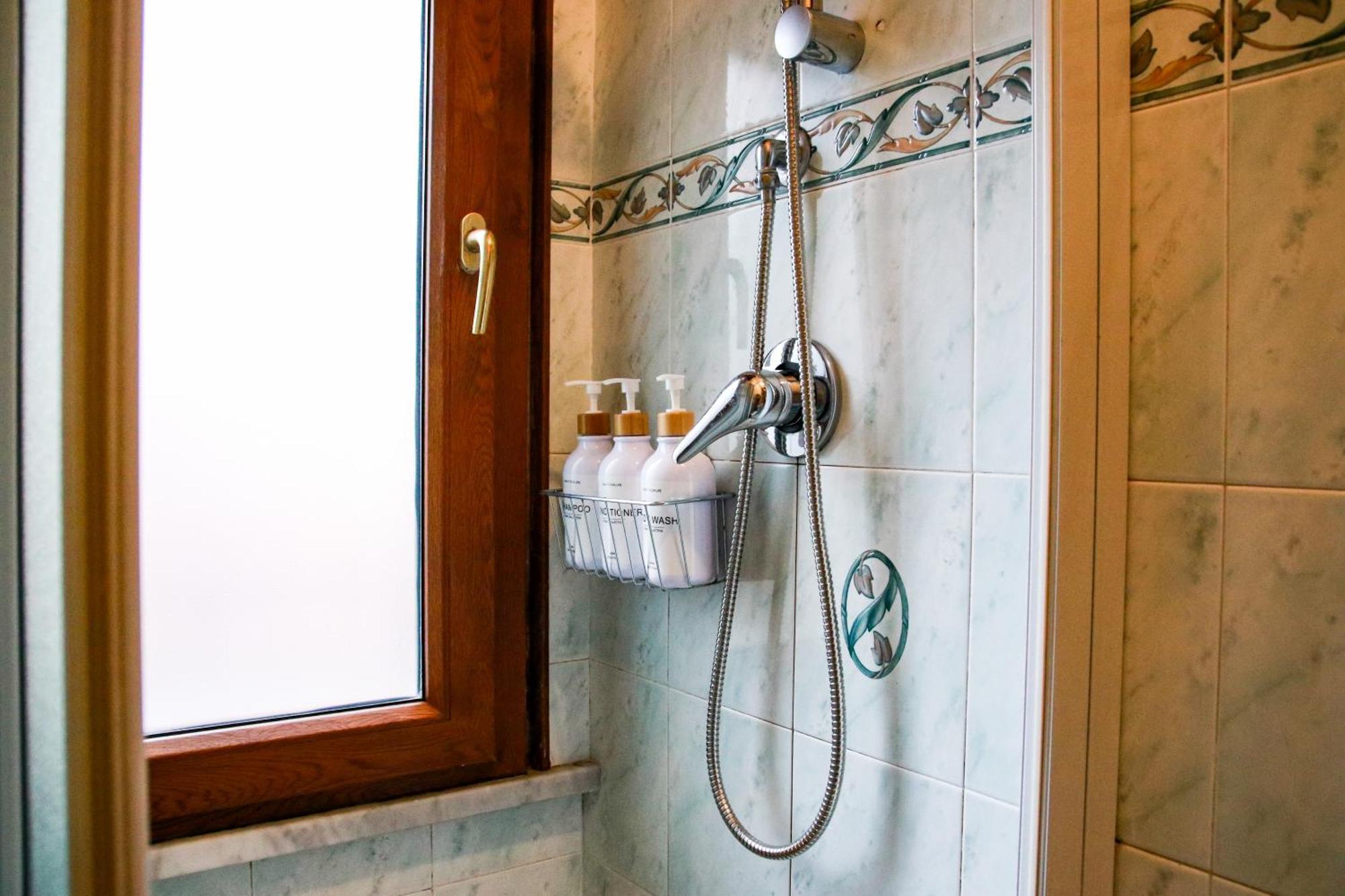 Casa Angelina - Appartamento Zona Sangiovanni ローマ エクステリア 写真